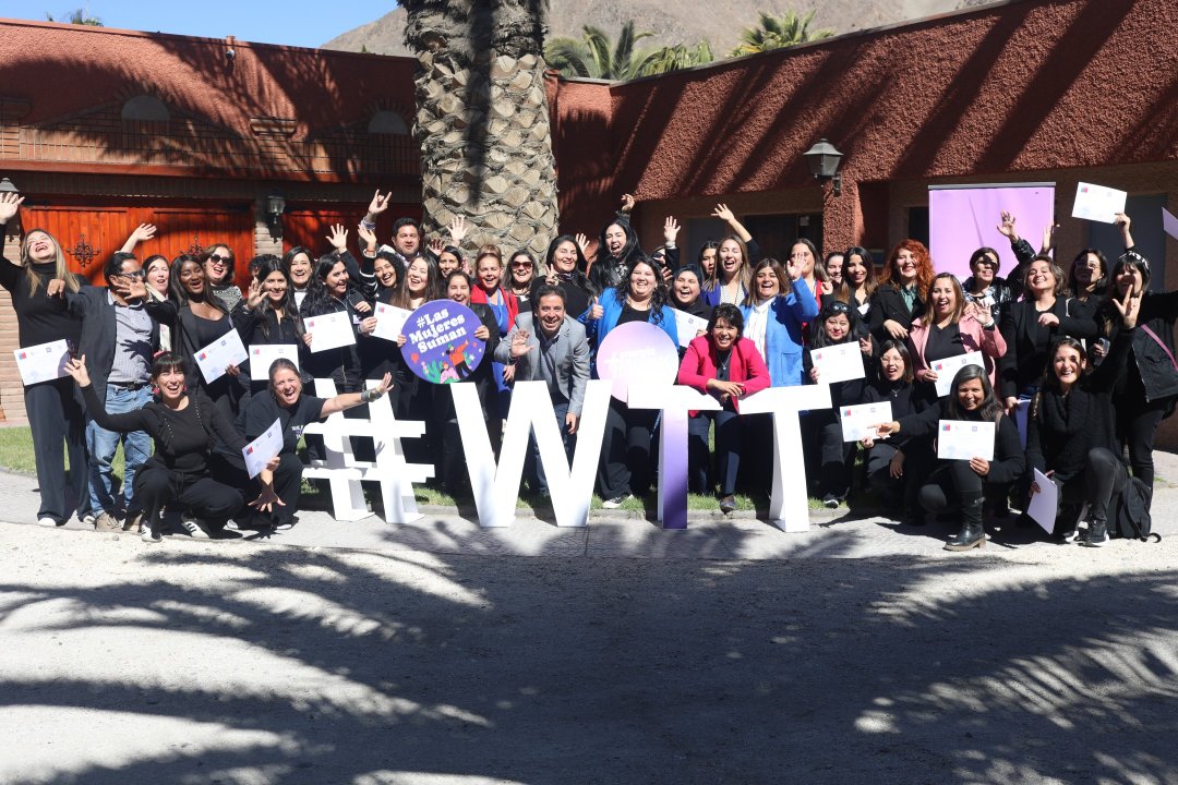 /mujeres-de-la-region-de-atacama-reciben-formacion-como-lideres-en-energia