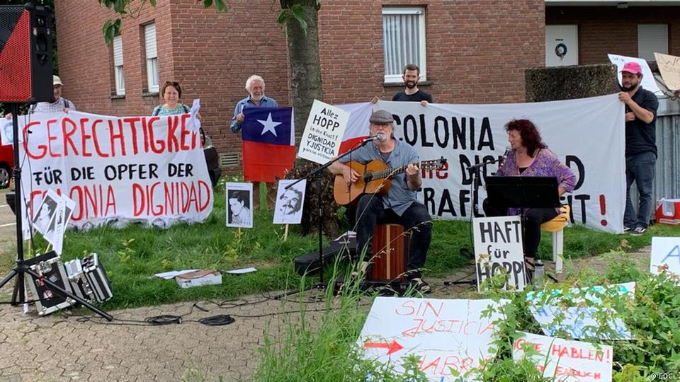 /internacional/europa/alemania/con-una-cueca-sola-chilenos-en-alemania-se-manifestaron-contra-doctor-de