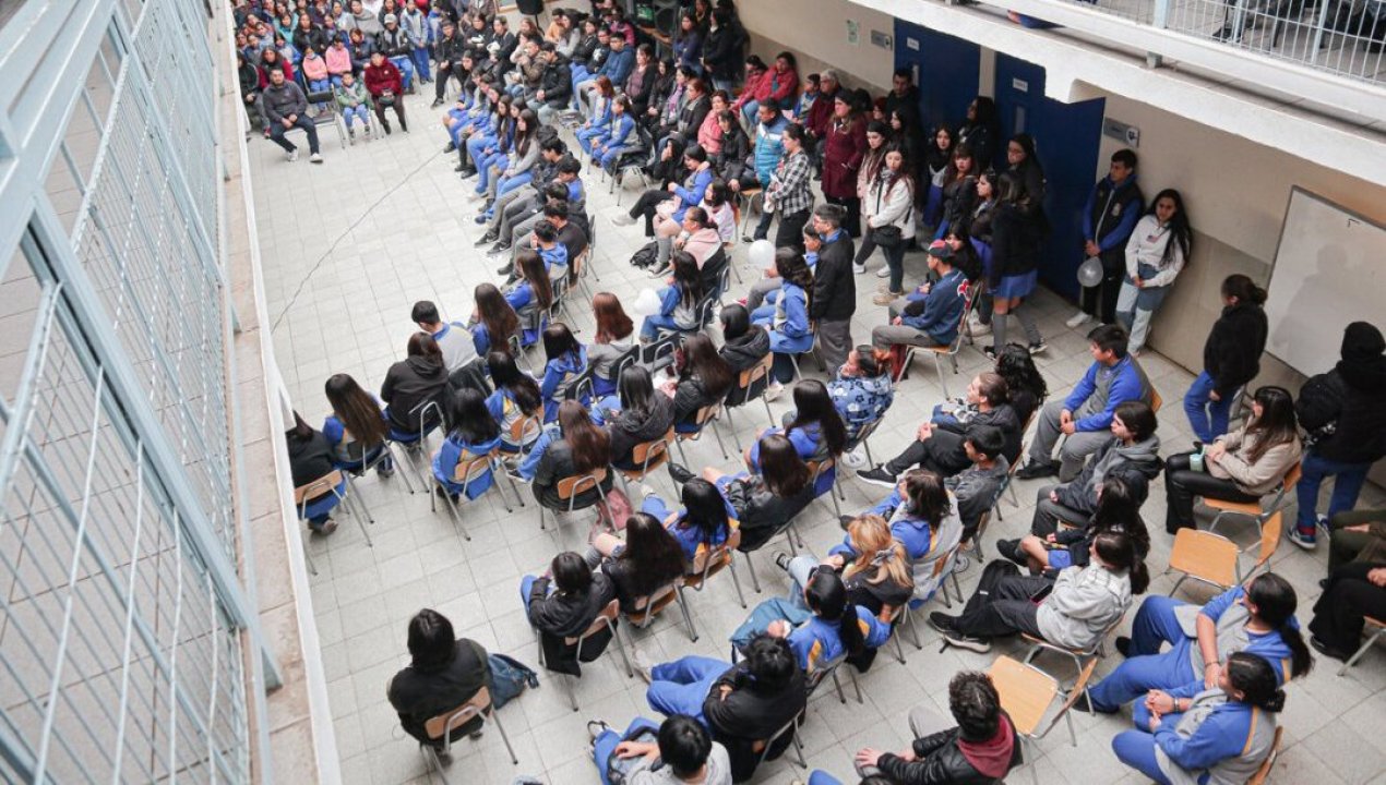 /actualidad/educacion/colegio-de-profesores/cantar-el-himno-e-izar-la-bandera-colegio-de-profesores-critica-proyecto