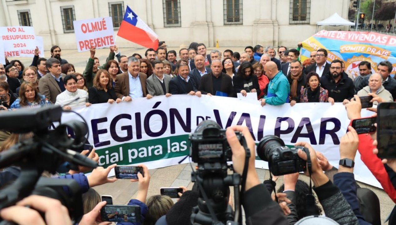 /regionales/region-de-valparaiso/presupuesto-2024-autoridades-de-valparaiso-fueron-hasta-la-moneda-a-exigir