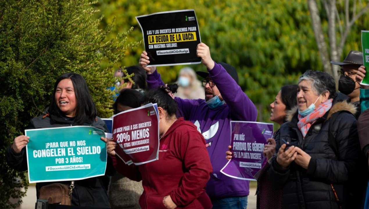 /regionales/region-de-los-rios/docentes-de-la-universidad-austral-se-movilizan-tras-despidos-masivos